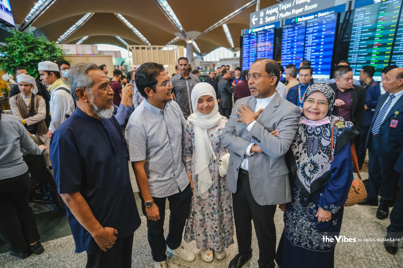 Foreign Minister Datuk Seri Zambry Abdul Kadir (second right) welcomes the Malaysians evacuated from Sudan after they arrived at Kuala Lumpur International Airport. – ABDUL RAZAK LATIF/The Vibes pic, April 28, 2023