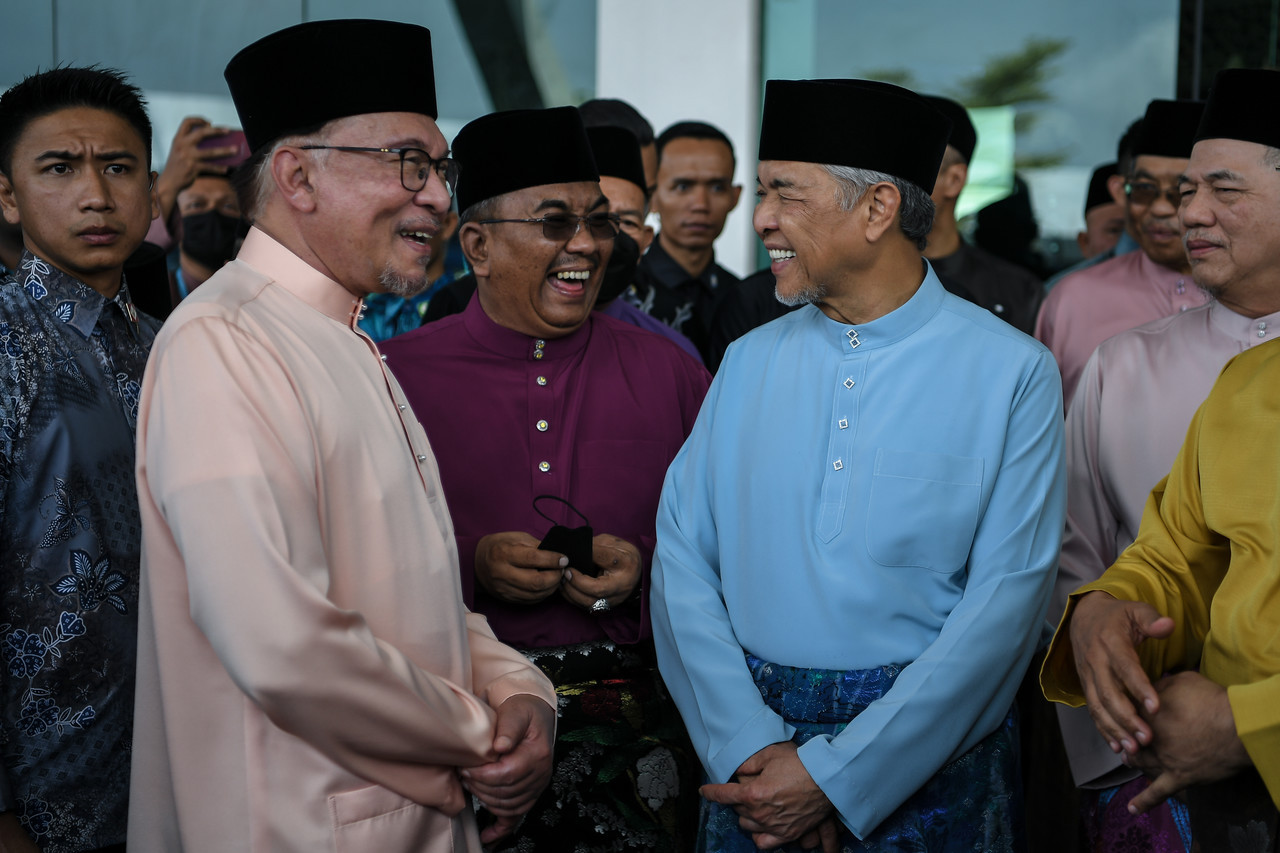 Kedah Menteri Besar Datuk Seri Muhammad Sanusi Md Nor (purple baju Melayu), pictured here with Prime Minister Datuk Seri Anwar Ibrahim (second left) and Deputy Prime Minister Datuk Seri Ahmad Zahid Hamidi (light blue baju Melayu), attends the Madani open house in Kedah, despite his earlier criticism of such events. – Bernama pic, April 29, 2023