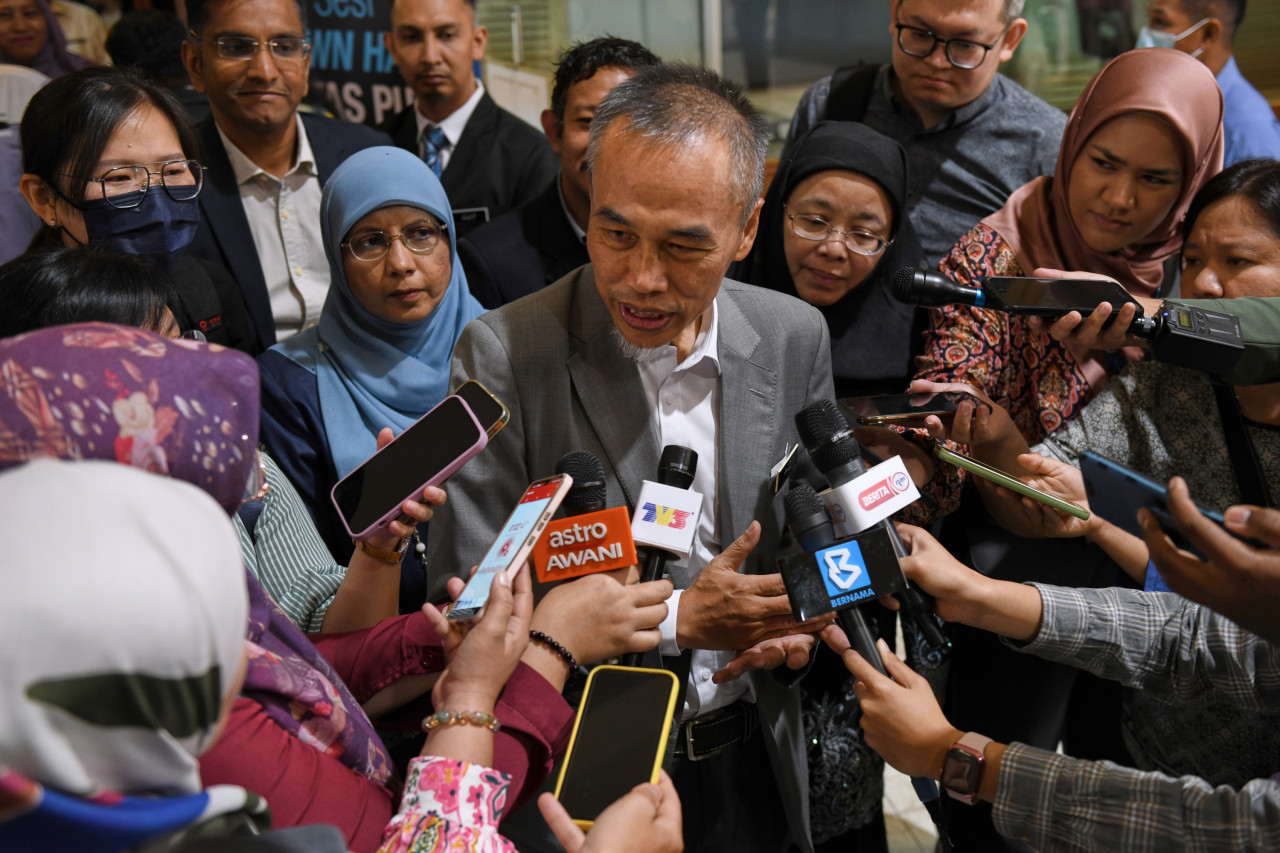 Health Director-General Datuk Dr Muhammad Radzi Abu Hassan (centre) notes that symptoms of illness related to severe hot weather include headaches, fatigue, lack of concentration, dizziness, muscle weakness or cramps, and nausea. – Bernama pic, May 3, 2023