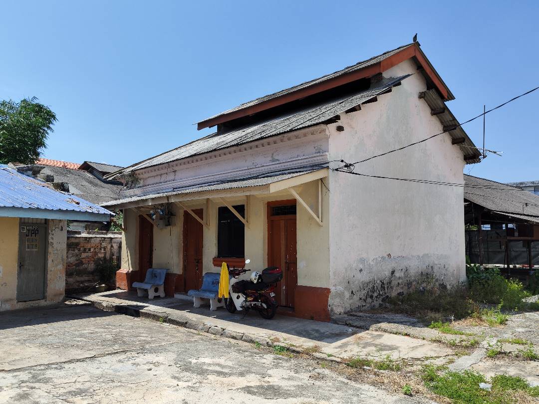 The market and other old buildings there are listed as Category II structures in the current GTSAP, which applies to buildings, objects and sites of special interest in the George Town Unesco world heritage core and buffer zones. – Pic courtesy of Mark Lay, April 6, 2023