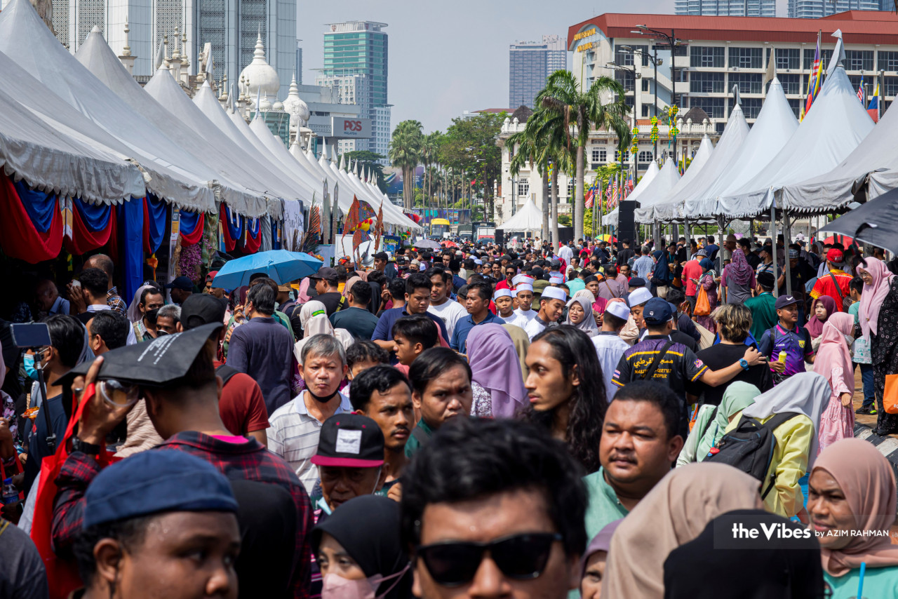 Members of the public attend a Madani Aidilfitri celebration at Dataran Merdeka in Kuala Lumpur today. – AZIM RAHMAN/The Vibes pic, May 13, 2023