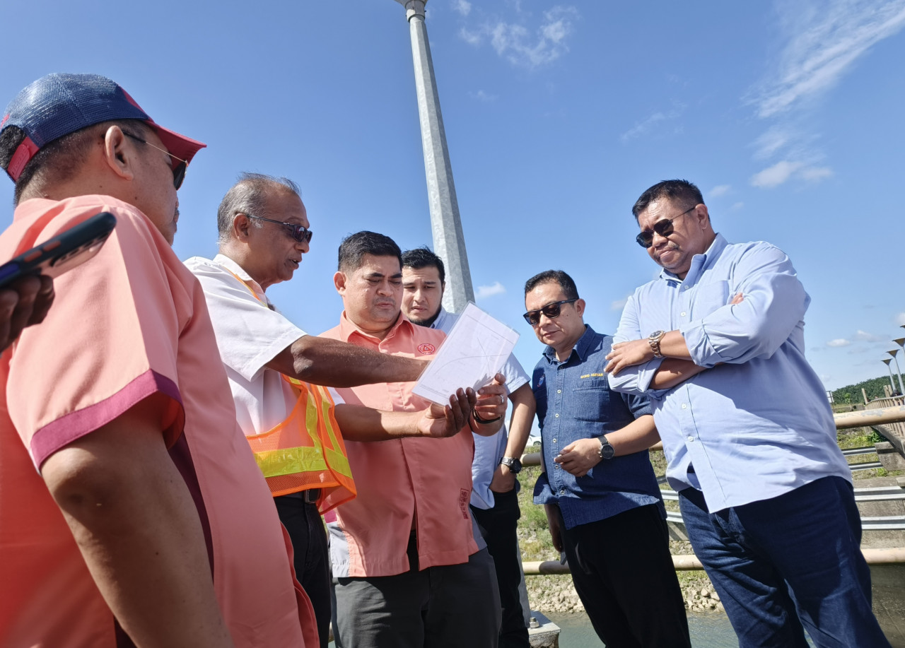 Sabah Works Minister Datuk Shahelmey Yahya (centre) brushes off claims that the dam is drying up and the water supply in Sandakan is about to run out. – REBECCA CHONG/The Vibes pic, May 16, 2023