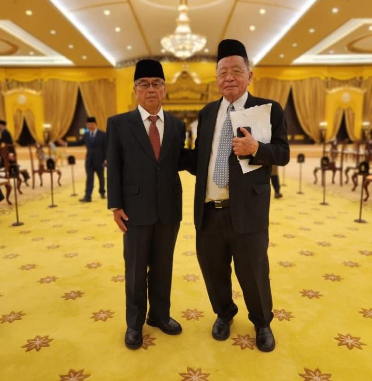 A photo of DAP’s Lim Kit Siang (right) with a palace official during a rehearsal for the awards ceremony in conjunction with the Yang di-Pertuan Agong’s official birthday celebrations. – Jeff Ooi Facebook pic, June 4, 2023