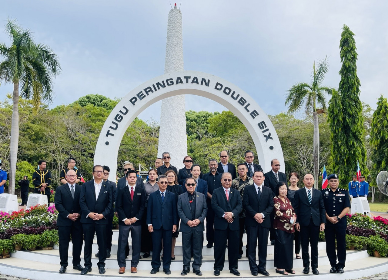 Sabah deputy chief ministers Datuk Seri Jeffrey Kitingan (front row, centre) and Datuk Dr Joachim Gunsalam (on Kitingan’s right) taking a photo with the families of the Double-Six victims at a memorial service held at the tragedy’s memorial monument in Sembulan, Kota Kinabalu. – JASON SANTOS/The Vibes pic, June 7, 2023 