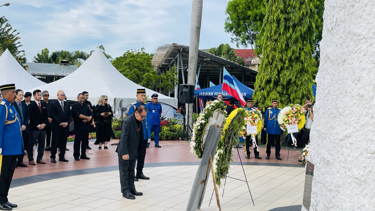 Sabah Deputy Chief Minister Datuk Seri Jeffrey Kitingan pays his respects during a ceremony held at the Double-Six monument, which is at the site of the infamous air crash. – JASON SANTOS PIC, The Vibes, June 7, 2023 