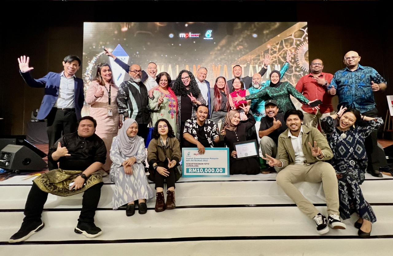 Members of The Vibes celebrate the victories of Mohamed Sairien Mohamed Nafis (centre) and Nur Syaheda Imran (fourth from right) at the Malaysian Journalism Awards here last night. – The Vibes pic, June 10, 2023