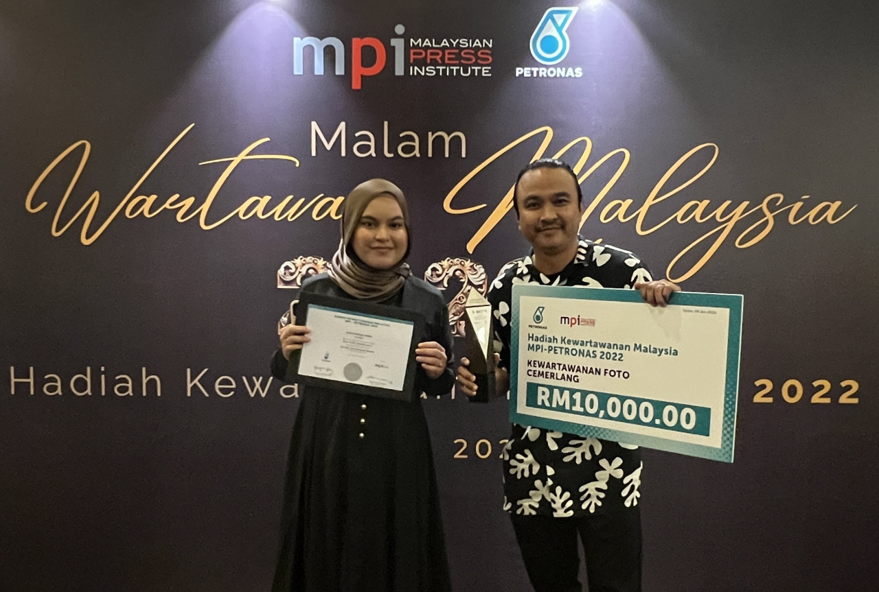 Mohamed Sairien Mohamed Nafis (right), with Nur Syaheda Imran (left) who bagged the silver award for her work titled ‘Search-and-rescue efforts press on through bad weather, soft earth’. – The Vibes pic, June 10, 2023