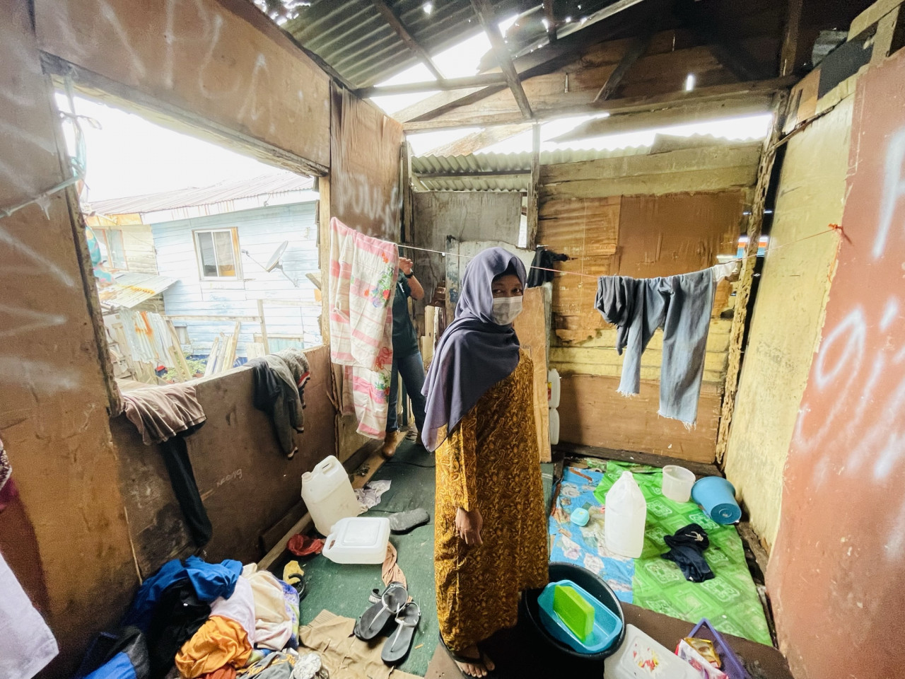 Fatima Simbi’s living situation has been a challenging one, with her disabled brother, Busoh Tamin, and her three children, Mohd Hisham, 20, Mohd Fadzley, 17, and Mohd Amirul, 16, residing with her in the house. – JASON SANTOS/The Vibes pic, August 8, 2023