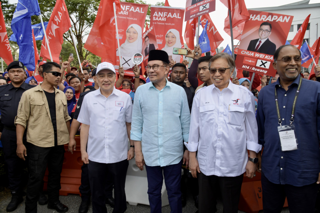 Earlier, in an important show of support by East Malaysia leaders, Prime Minister and Pakatan Harapan chairman Datuk Seri Anwar Ibrahim (centre) was accompanied by Sabah Chief Minister Datuk Seri Haji Noor (left) and Sarawak Premier Tan Sri Abang Johari Openg (right) at the Selayang nomination centre. – Sabah Chief Minister’s Office pic, July 29, 2023 