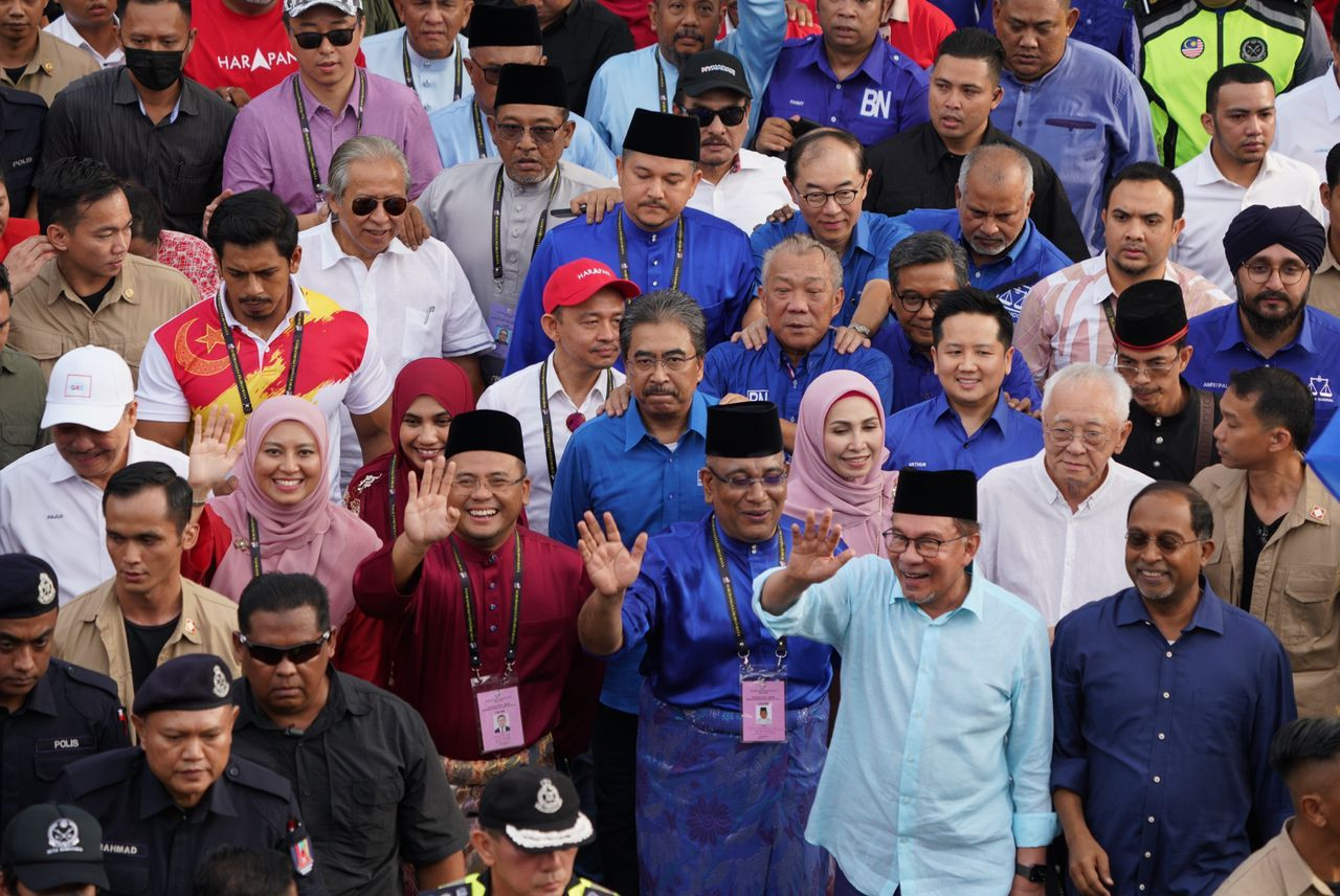 Prime Minister Datuk Seri Anwar Ibrahim with Datuk Seri Amirudin Shari, candidate for N16 Sg Tua; Datuk Wira Megat Zulkarnain Omardin, candidate for N17 Gombak Setia; and Juwairiya Zulkifli, candidate for N18 Hulu Kelang, heading to the SMK Sungai Pusu nomination centre. – PKR pic, July 29, 2023 
