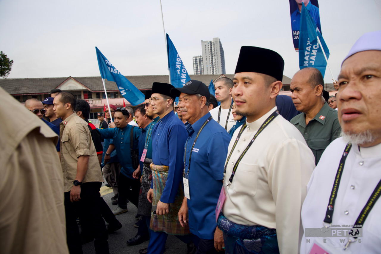 Perikatan Nasional leaders, including Tan Sri Muhyiddin Yassin and Datuk Seri Mohamed Azmin Ali, arrive at the nomination centre at SMK Sg Pusu. – MOHD HAZLI HASSAN/The Vibes pic, July 29, 2023 
