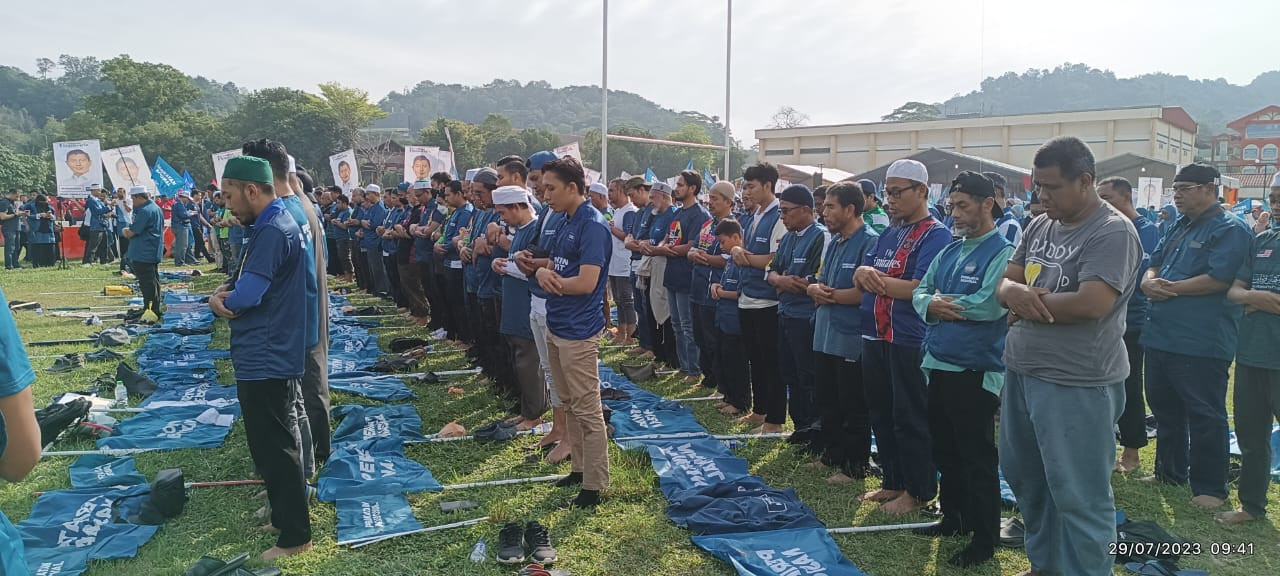 Perikatan Nasional supporters, mainly consisting those of PAS, pray at the football field of SMK Sg Pusu, Gombak. – SHAHRIM TAMRIN/The Vibes pic, July 29, 2023