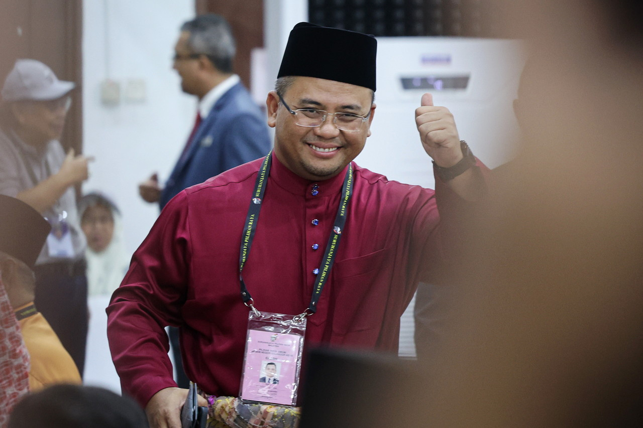 Caretaker Selangor menteri besar Datuk Seri Amirudin Shari (pic) will face a three-cornered contest in his bid to defend the Sg Tua seat, going up against PAS Youth council secretary Muhammad Hanif Jamaluddin and independent candidate G. Suman. – Bernama pic, July 31, 2023