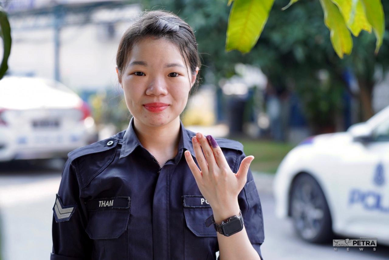 A police officer poses for a photo after casting her early vote at the Ampang police station today. – SYADILA AMARI/The Vibes pic, August 8, 2023