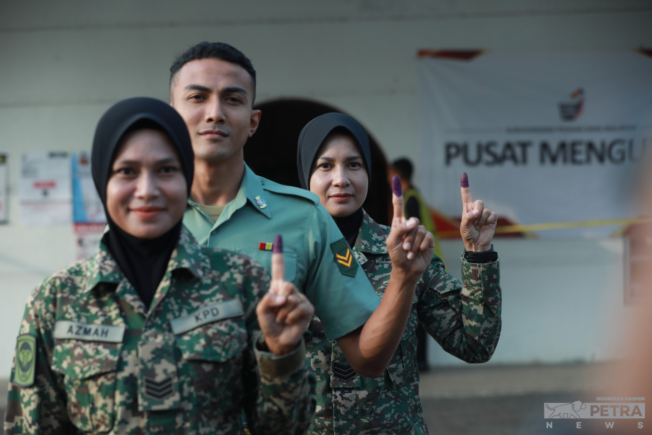 Army personnel in Batu Caves pose for a photo after early voting today for the state elections. – NOOREEZA HASHIM/The Vibes pic, August 8, 2023
