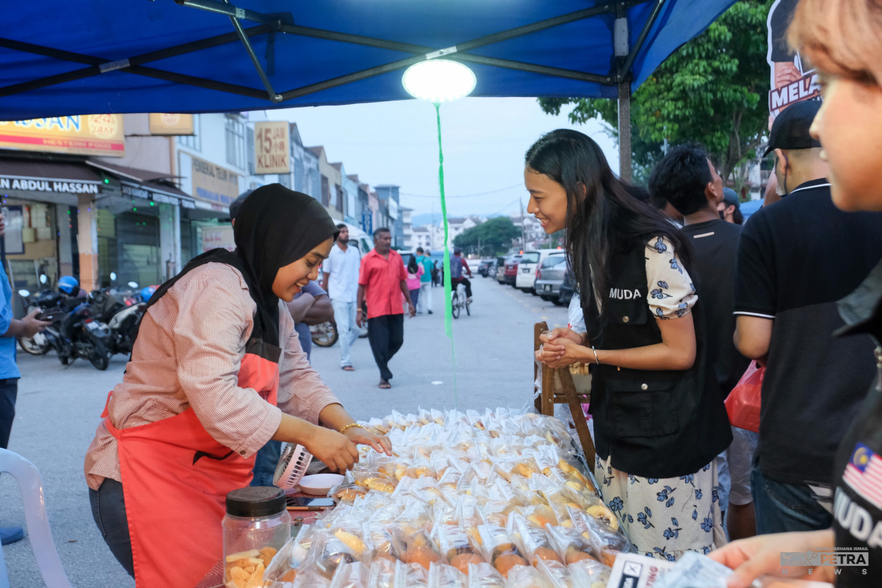 Bukit Antarabangsa candidate Melanie Ting (right) speaks to a woman at her food stall in Bukit Antarabangsa. – SALWA FARHANA ISMAIL/The Vibes pic, August 8, 2023