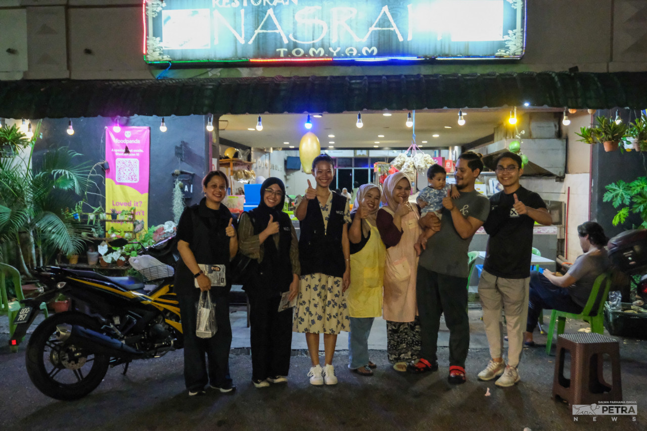Melanie Ting (centre) at the Nasrah tomyam restaurant in Bukit Antarabangsa, posing for the camera with voters and restaurant staff. – SALWA FARHANA ISMAIL/The Vibes pic, August 8, 2023