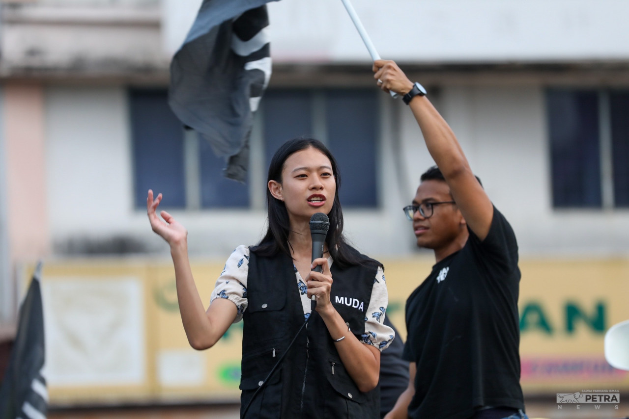 Besides more modern, fresher methods, Melanie Ting (centre) is no stranger to stumping the traditional way. – SALWA FARHANA ISMAIL/The Vibes pic, August 8, 2023