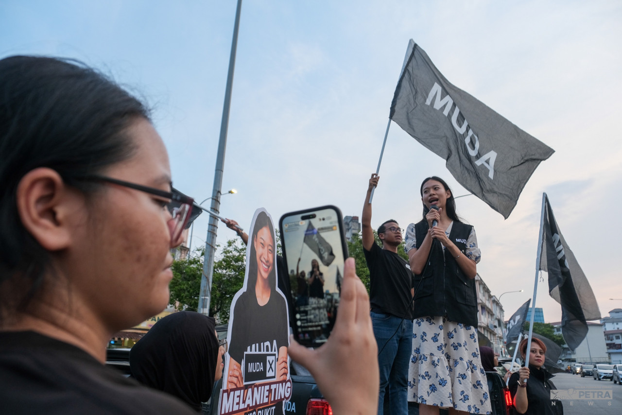 Melanie Ting (right) gives her campaign speech from the back of a Muda party truck. – SALWA FARHANA ISMAIL/The Vibes pic, August 8, 2023