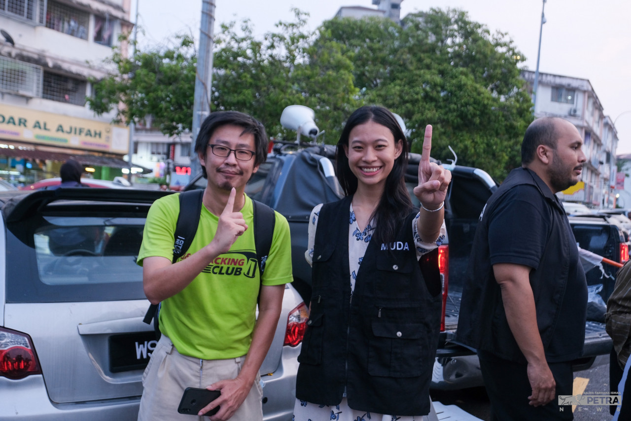Bukit Antarabangsa candidate Melanie Ting (right) poses with a party colleague on the campaign trail in Bukit Antarabangsa. – SALWA FARHANA ISMAIL/The Vibes pic, August 8, 2023