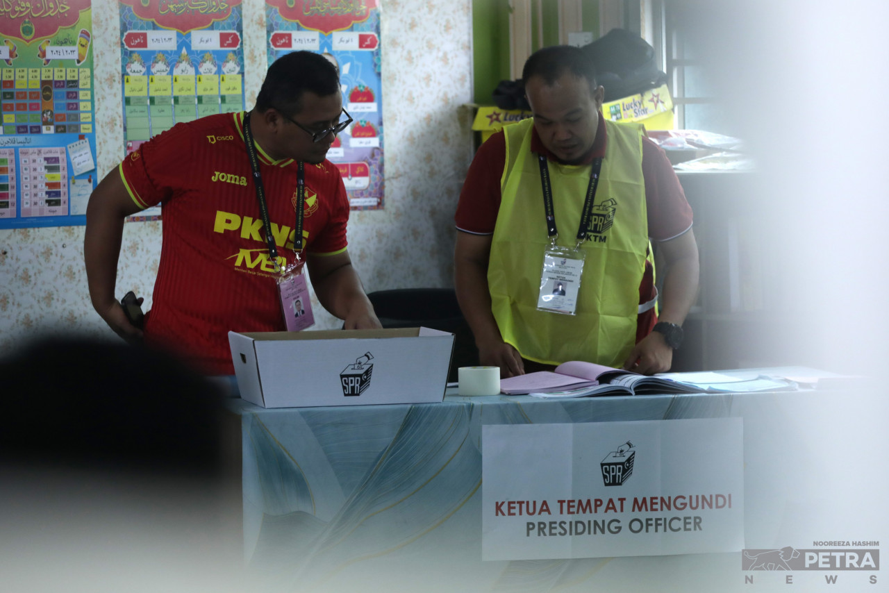 Datuk Seri Amirudin Shari at the polling centre at Sekolah Kafa Al Humairah. – NOOREEZA HASHIM/The Vibes pic, August 12, 2023