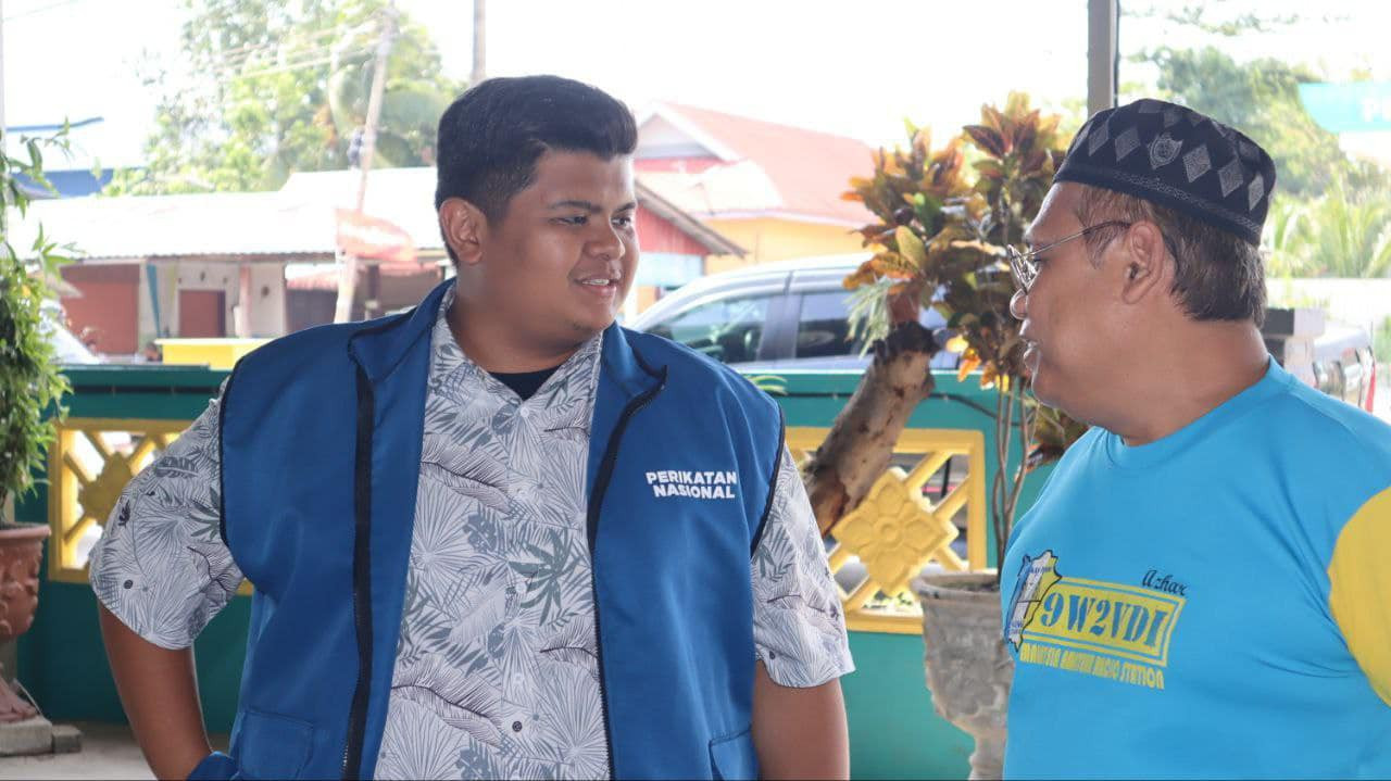 Like his hugely popular father, Izhar Shah Arif Shah (left) can also converse in basic Hokkien and Mandarin, which he will use to his advantage. – Izhar Shah Arif Shah Facebook pic, August 21, 2023