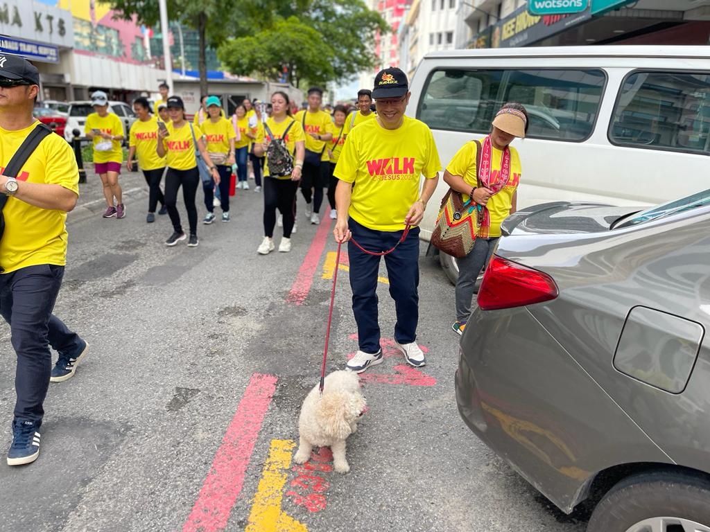A man brings his dog along for the biannual event, which has made its post-pandemic return after two years. – JASON SANTOS/The Vibes pic, August 27, 2023