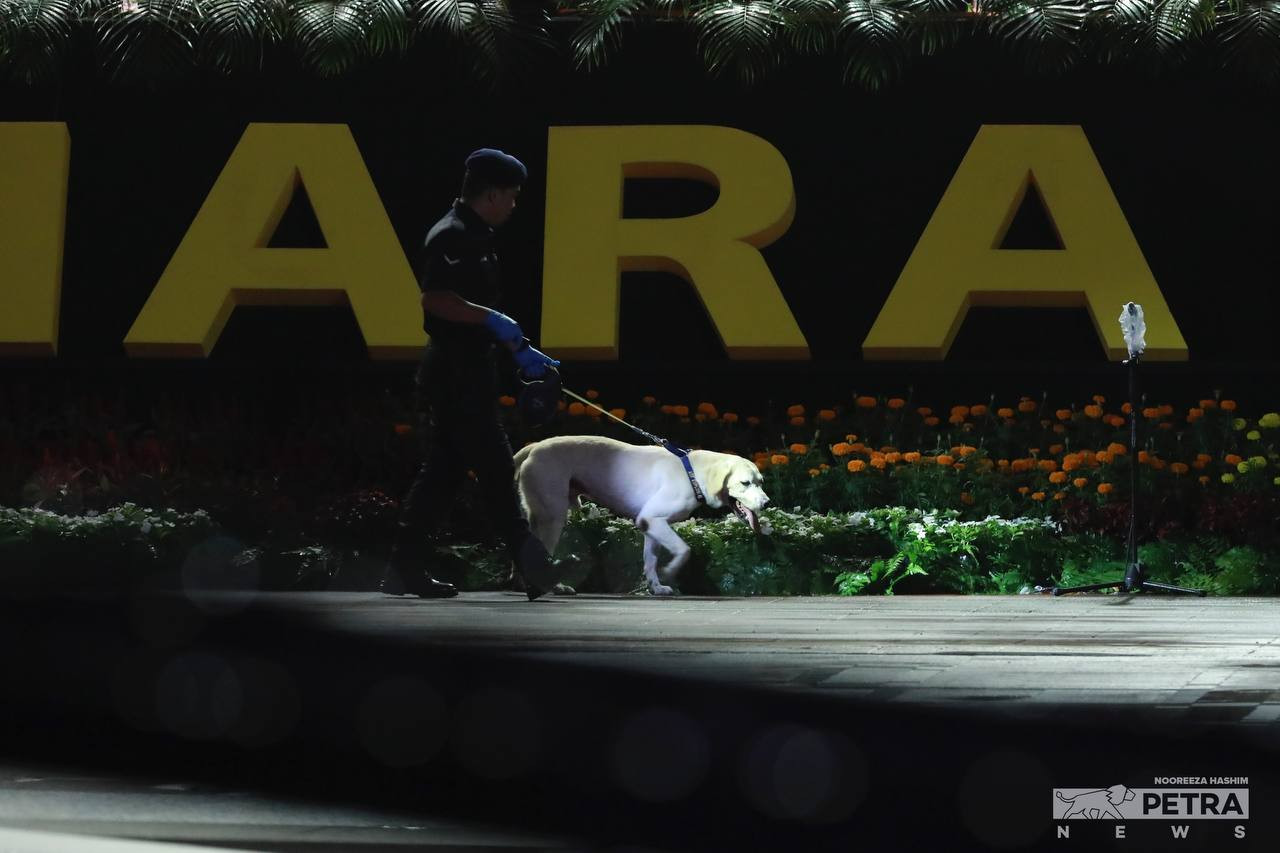 A police officer and his K9 dog patrol Dataran Putrajaya early this morning ahead of the National Day celebration. – NOOREEZA HASHIM/The Vibes pic, August 31, 2023