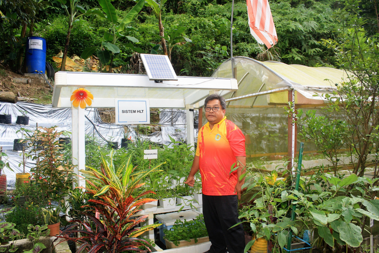 Cheras Hartamas Cemara Apartment community garden head Sufian Mansor showing the automated solar power systems for irrigation and fertilisation involved in kangkung gardening. – SHAHRIM TAMRIN/The Vibes pic, August 31, 2023  