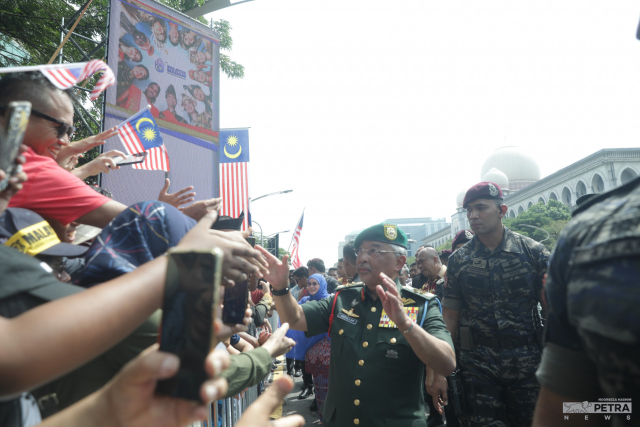 The king greets members of the public at the National Day parade. – NOOREEZA HASHIM/The Vibes pic, August 31, 2023