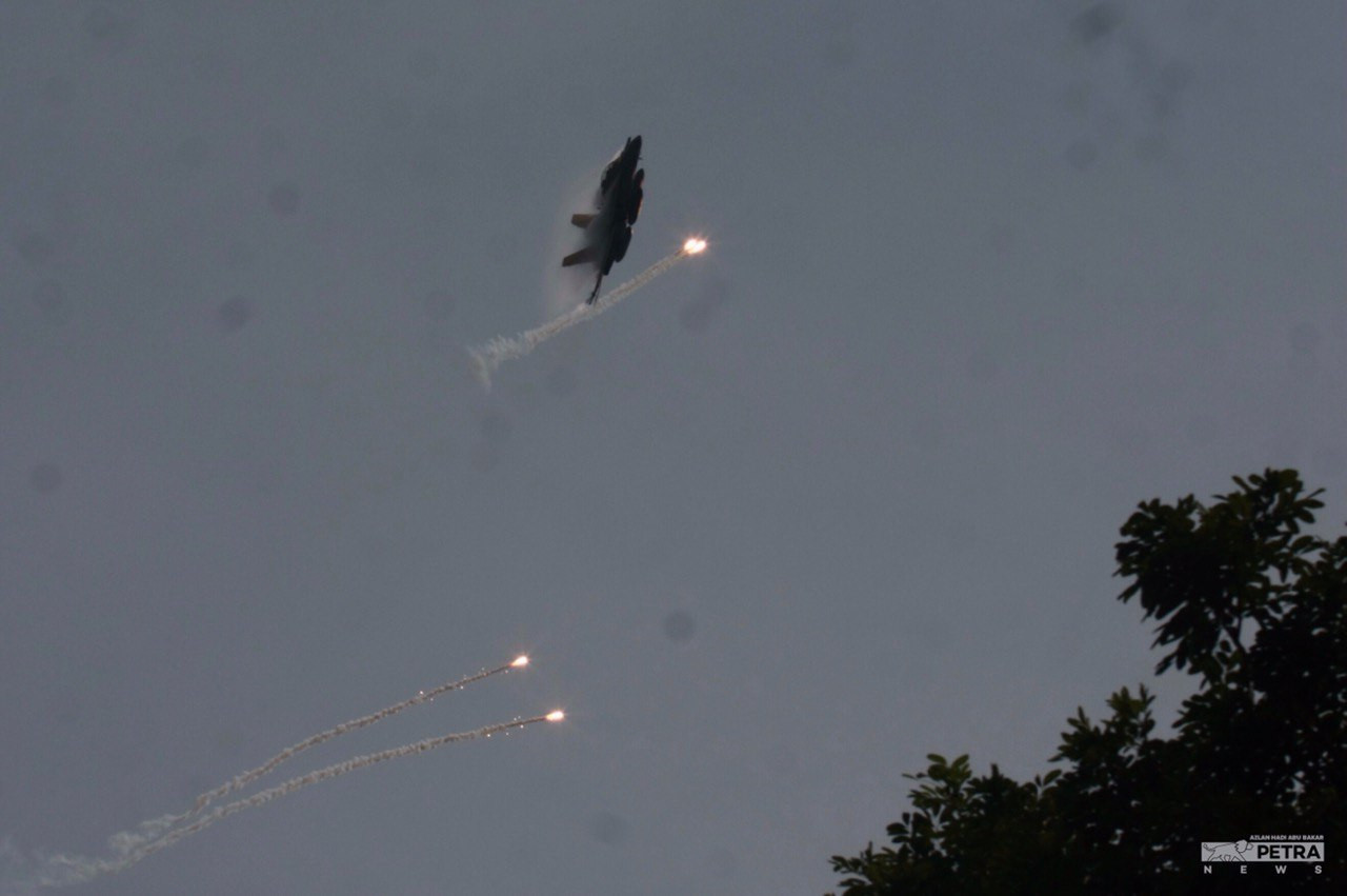 An air force fighter jet demonstrates its capabilities at the National Day parade. – AZLAN HADI ABU BAKAR/The Vibes pic, August 31, 2023