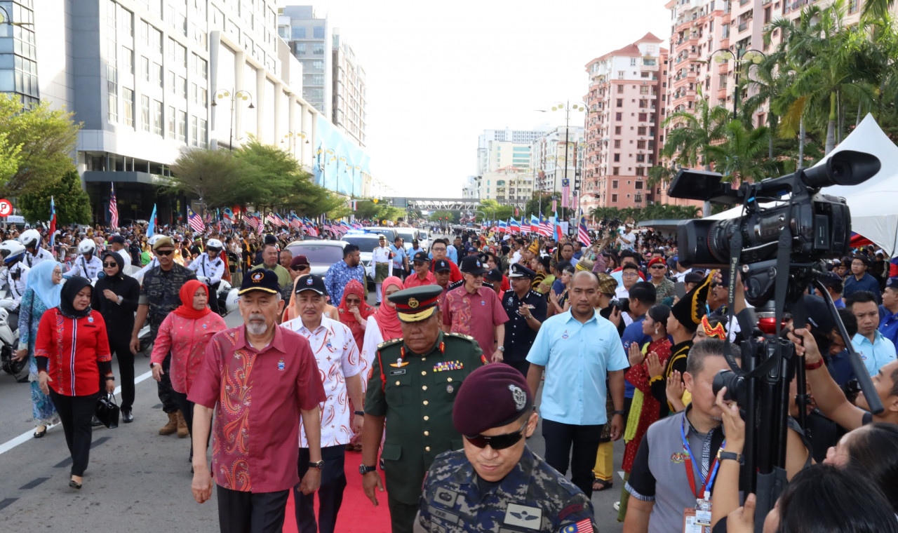 Hajiji accompanying Juhar upon arrival at Dataran Bandaraya. – Pic courtesy of Sabah chief minister department, August 31, 2023