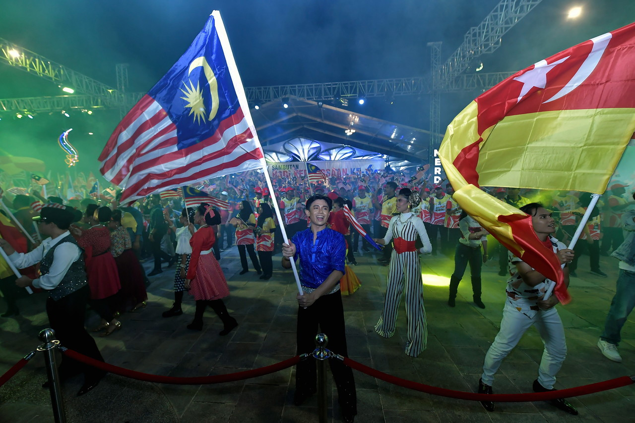 People celebrate Selangor’s National Day Eve celebration at Dataran Kemerdekaan Shah Alam. – Bernama pic, August 31, 2023