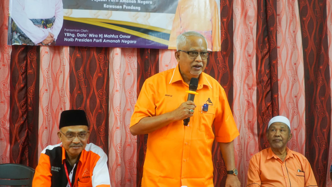 Farmers’ Organisation Authority chairman Datuk Mahfuz Omar says that if padi farmers can boost the yield rate, they do not have to undergo the troublesome process of planting stalks more than three times a year. – Mahfuz Omar Facebook pic, November 18, 2023 