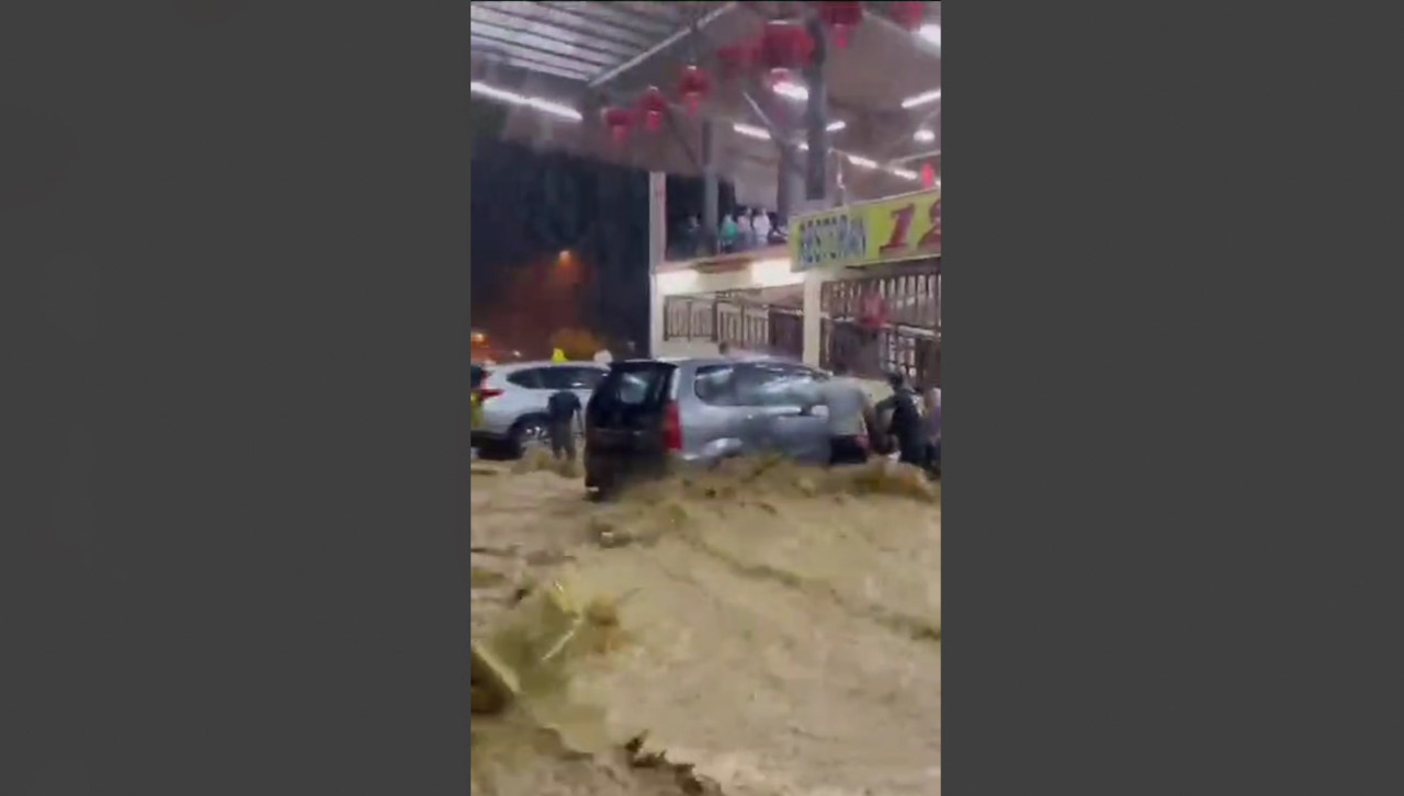 Raging floodwaters slam into vehicles. – Screen grab pic, November 26, 2023  