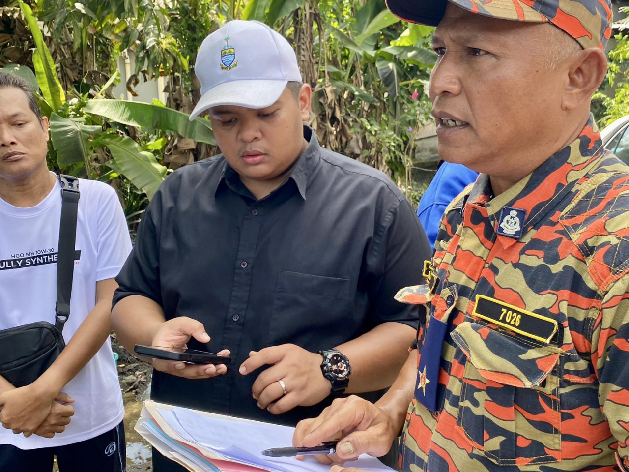 Seberang Jaya assemblyman Izhar Shah Arif Shah (centre) expresses consternation that some elected representatives were reportedly caught unawares by the supply cuts, and some were even seemingly absent on the ground to help in this matter. – Facebook pic, December 24, 2023 