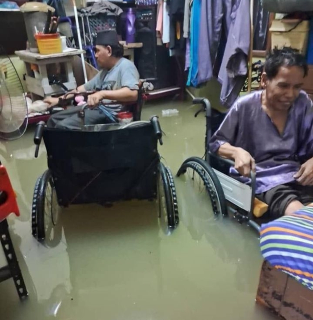 Residents trapped in flooded homes in Kuching await evacuation as floods worsen on the second day of the deluge today. – Social media pic, March 3, 2024