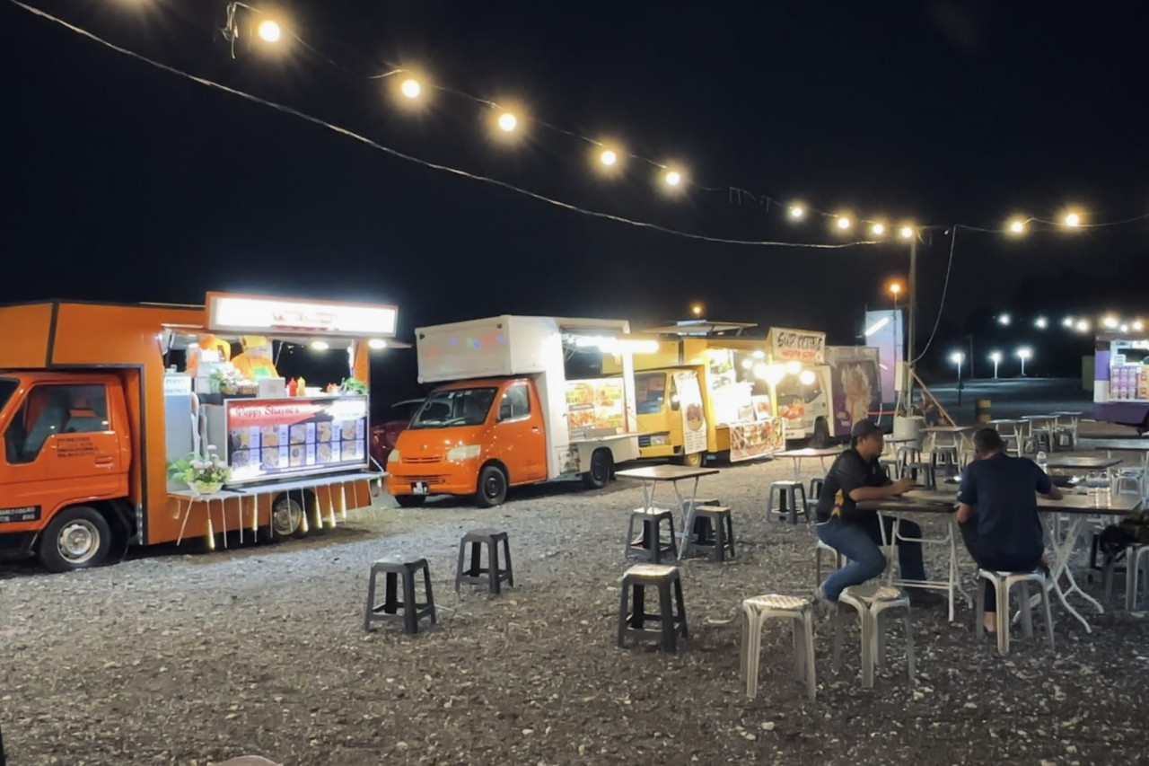 A view of food trucks in Kuala Lumpur. – NAJJUA ZULKEFLI/The Vibes pic, May 11, 2024. 