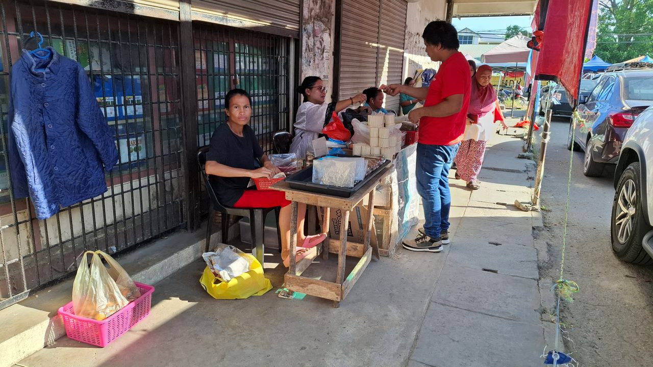 Vendors sell ‘kirai’, a cheap, traditional tobacco, in Kota Marudu town. – The Vibes pic, May 15, 2024 