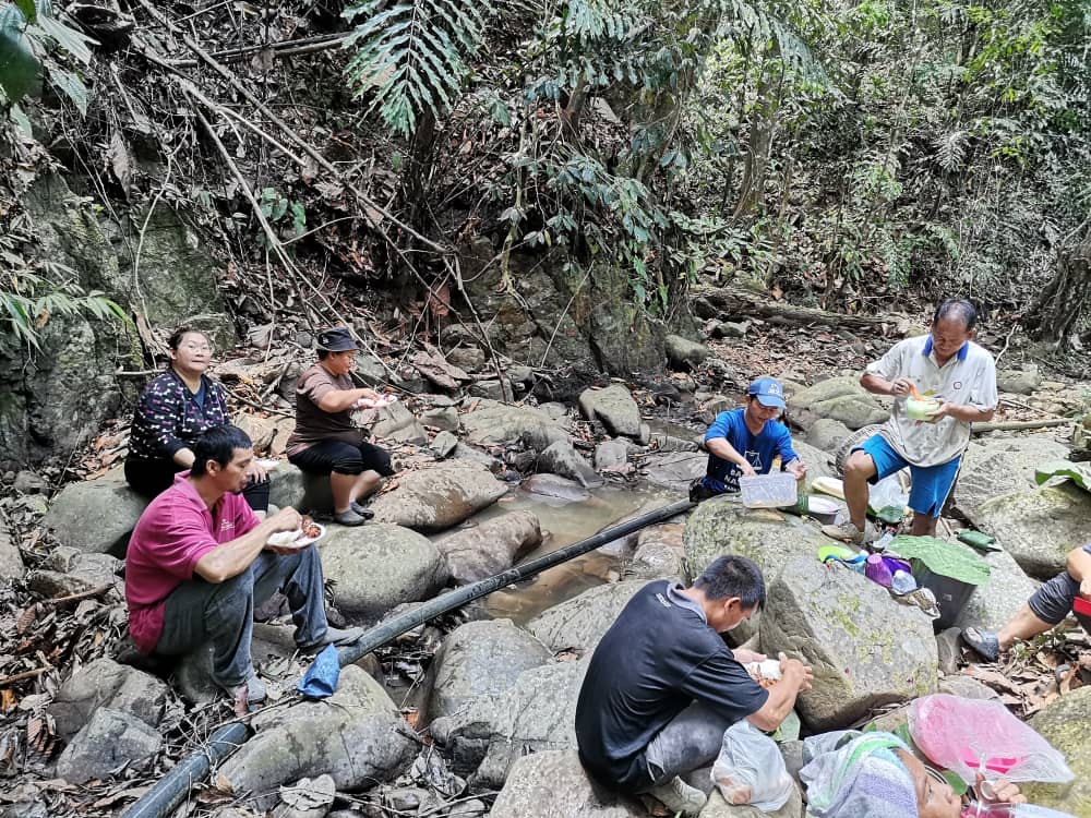 Villagers have lunch by the river in Kampung Samparita. – The Vibes pic, May 15, 2024. 