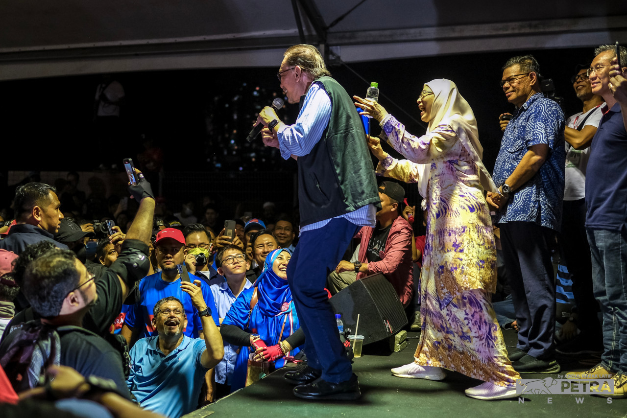 Datuk Seri Anwar Ibrahim speaks at the Ceramah Mega Harapan in Bandar Tun Razak during a 15th general election campaign, with wife Datuk Seri Dr Wan Azizah Wan Ismail beside him. She contested the parliamentary seat and won. – ABDUL RAZAK LATIF/The Vibes pic, December 31, 2022