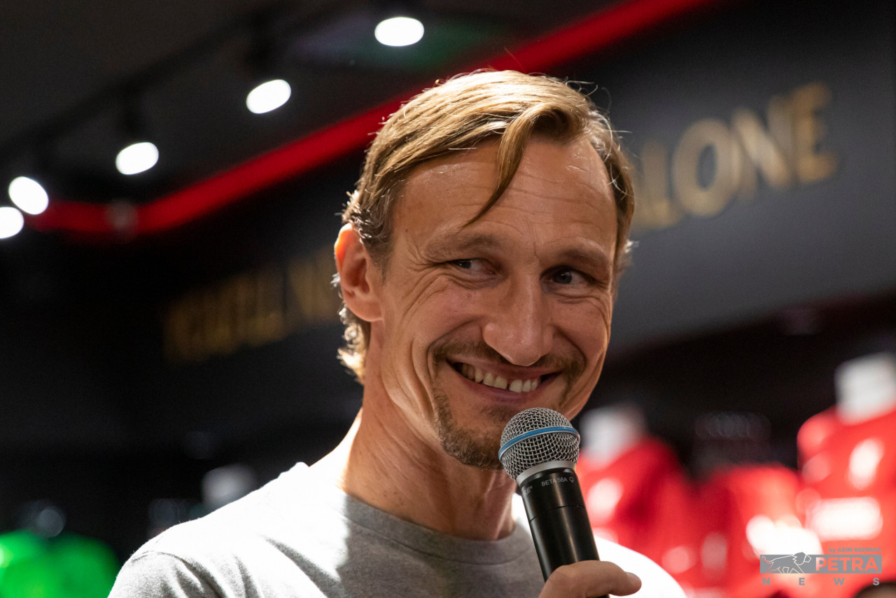 Liverpool legend Sami Hyypia in town for the launch of the first Liverpool FC premium merchandise store by Al-Ikhsan Sports in Sunway Pyramid Mall. – AZIM RAHMAN/The Vibes pic, January 8, 2023