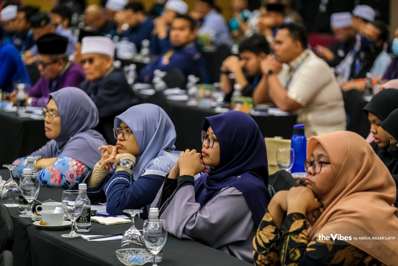 Affirming that the National Madani Council is not solely for Muslim citizens, Datuk Seri Ahmad Zahid Hamidi explains that the concept is a manifestation of the unified society contemplated by Anwar in the past three decades. – ABDUL RAZAK LATIF/The Vibes file pic, March 21, 2023