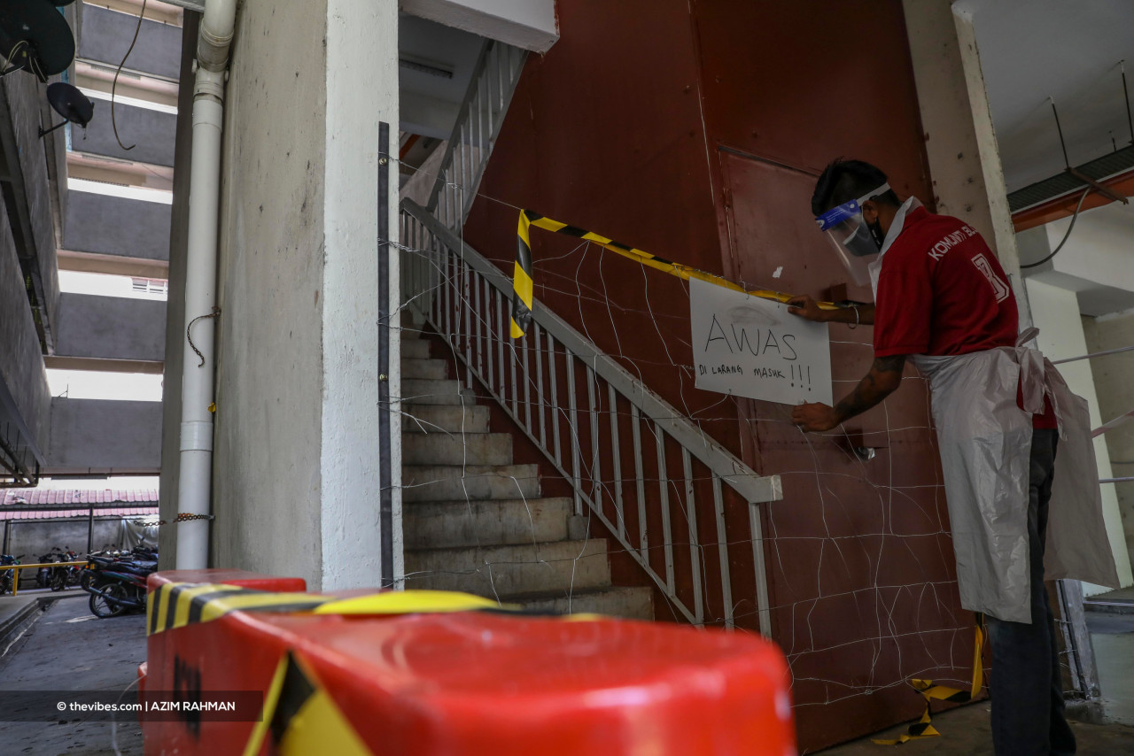 A resident cordons off a staircase at Block B of the Kg Muhibbah PPR to prevent Covid-19 patients from escaping quarantine. – AZIM RAHMAN/The Vibes pic, August 15, 2021