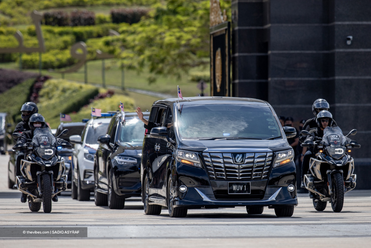 Prime Minister Datuk Seri Ismail Sabri Yaakob waving to the press from his car as he leaves Istana Negara today. – SADIQ ASYRAF/The Vibes pic, August 21, 2021