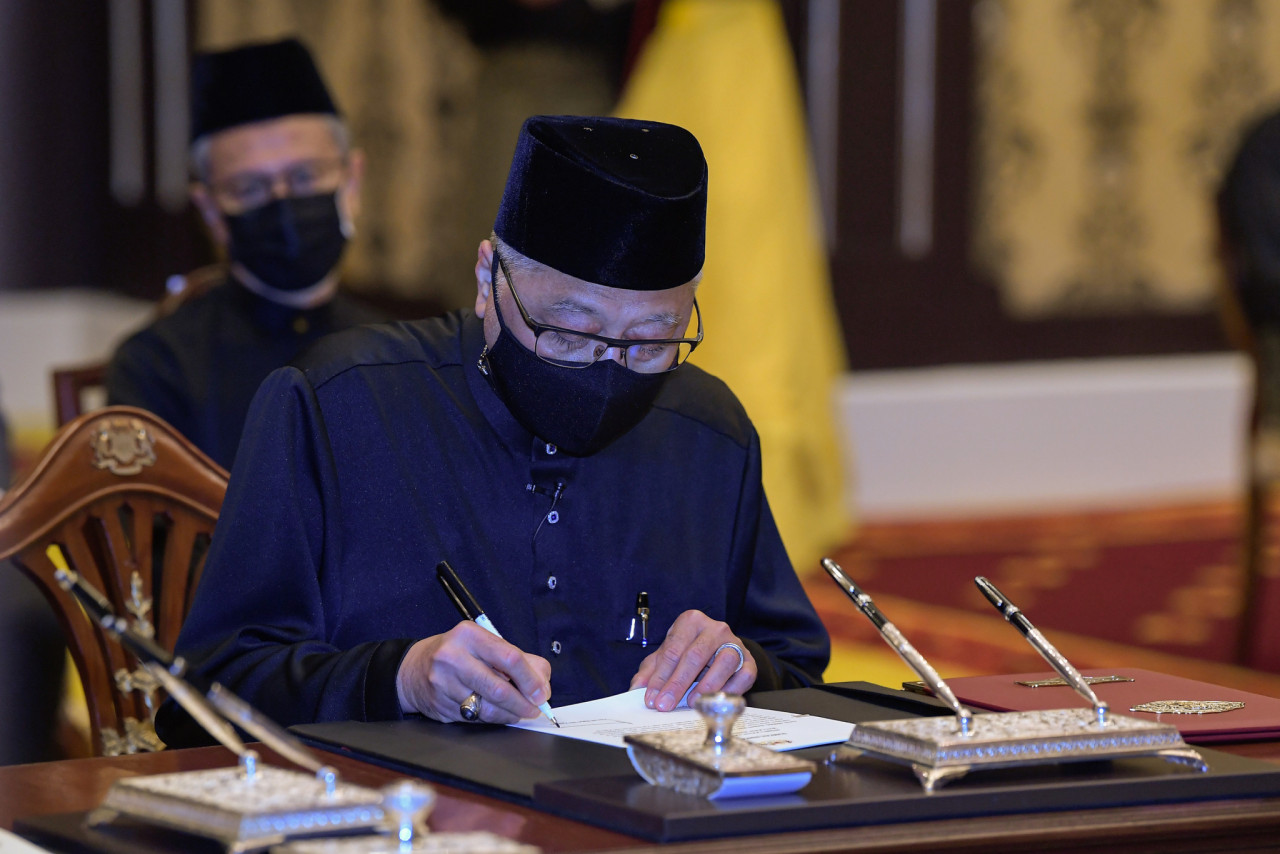 Datuk Seri Ismail Sabri Yaakob signing the instruments of appointment at the palace during his swearing-in ceremony today. – Bernama pic, August 21, 2021