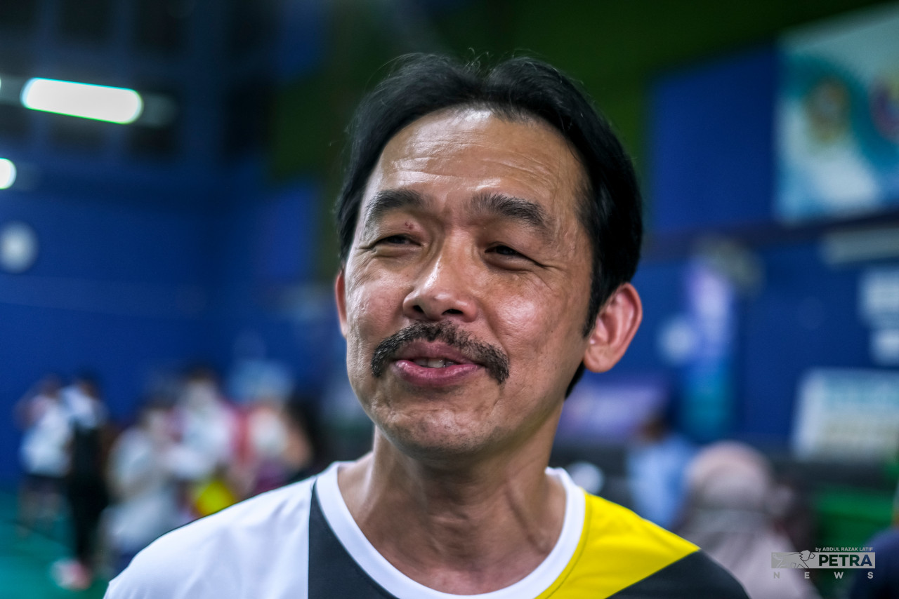 Coach Datuk Rashid Sidek congratulates national para shuttler Cheah Liek Hou for winning at the Para Badminton International in Pattaya yesterday. – ABDUL RAZAK LATIF/The Vibes pic, August 22, 2022