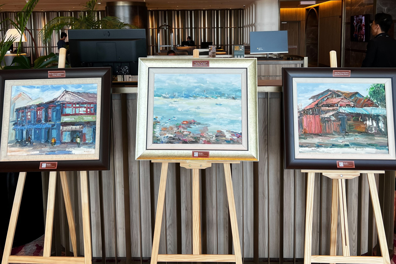 Outstanding works of art depicting Penang destinations at the soiree are for sale, with 50% of the earnings going to the Penang Hospice Society. – IAN MCINTYRE/The Vibes pic, August 21, 2023