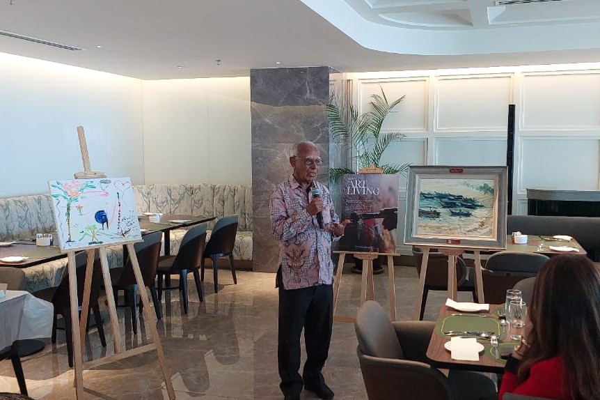 Malaysian Hospice Council advisor Datuk Seri Dr T. Devaraj thanks Ascott Gurney Hotel for raising funds for hospice services by opening its doors to art enthusiasts as it launched the first Art Soiree at its property.  – IAN MCINTYRE/The Vibes pic, August 21, 2023