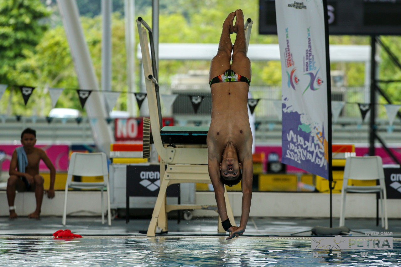 Kuala Lumpur’s Hanis Nazirul receives 325.05 points in the men’s 1m springboard today, winning gold medal for the state.– ALIF OMAR/The Vibes pic, September 21, 2022